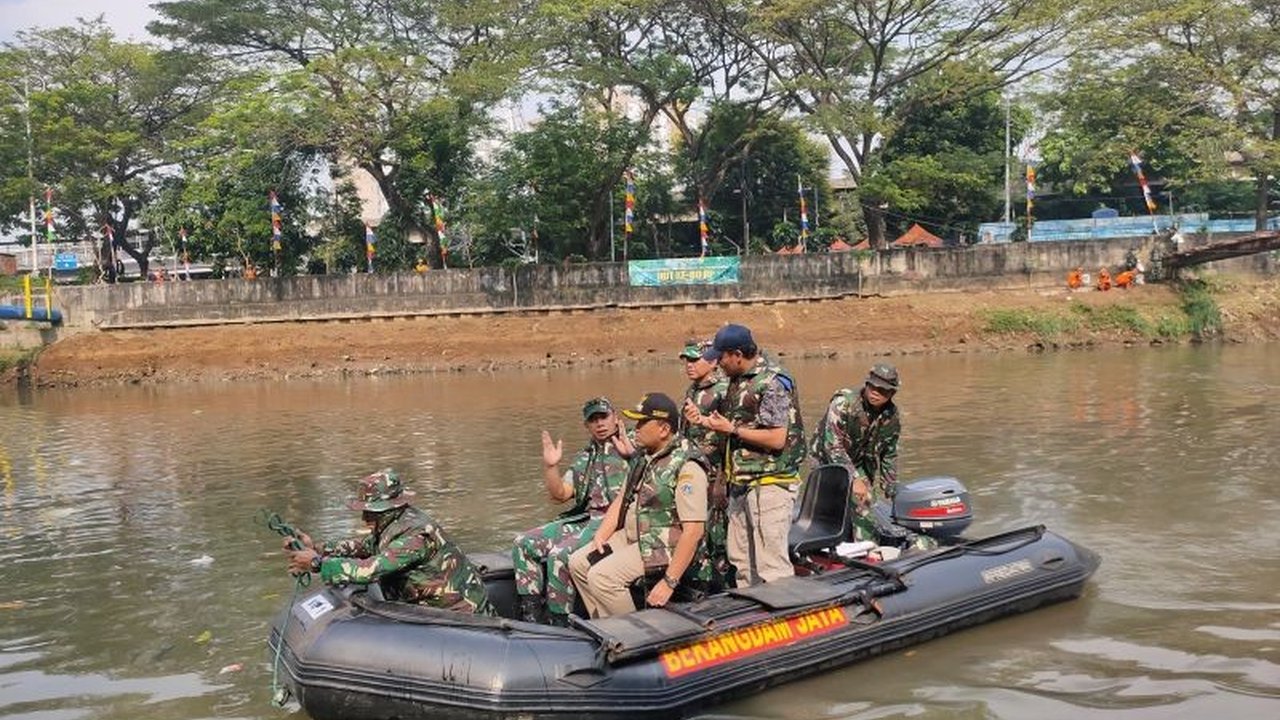 Kodam Jaya menggelar aksi bersih-bersih sampah di Kanal Banjir Barat Jakarta Barat, upaya preventif cegah banjir jelang musim hujan dan peringatan HUT ke-80 RI.