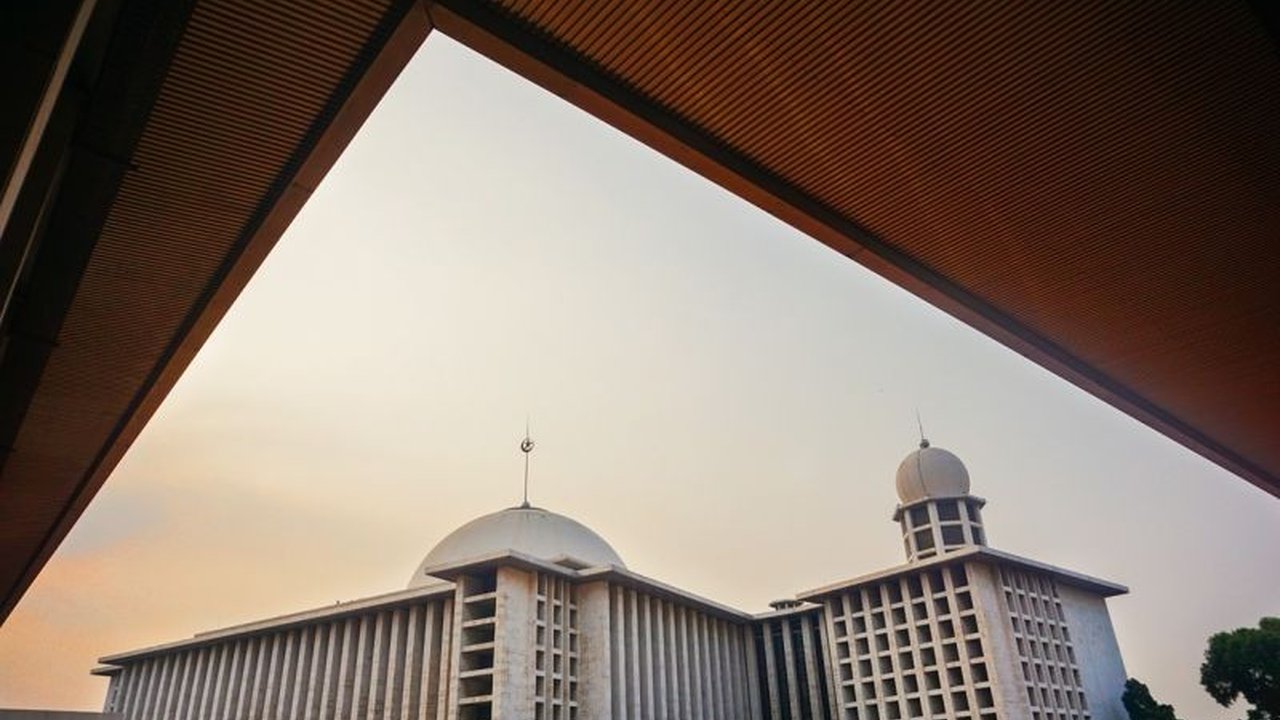 Dinas Perhubungan DKI Jakarta akan memberlakukan rekayasa lalu lintas Istiqlal pada Minggu (10/8) besok. Simak rute alternatif dan transportasi umum yang bisa digunakan untuk menghindari kemacetan!