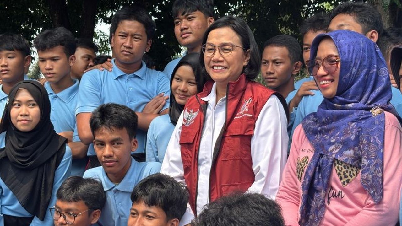 Menteri Keuangan Sri Mulyani mengajak siswa Sekolah Rakyat untuk peduli negara. Simak bagaimana pemerintah mengalokasikan triliunan rupiah demi masa depan generasi muda!