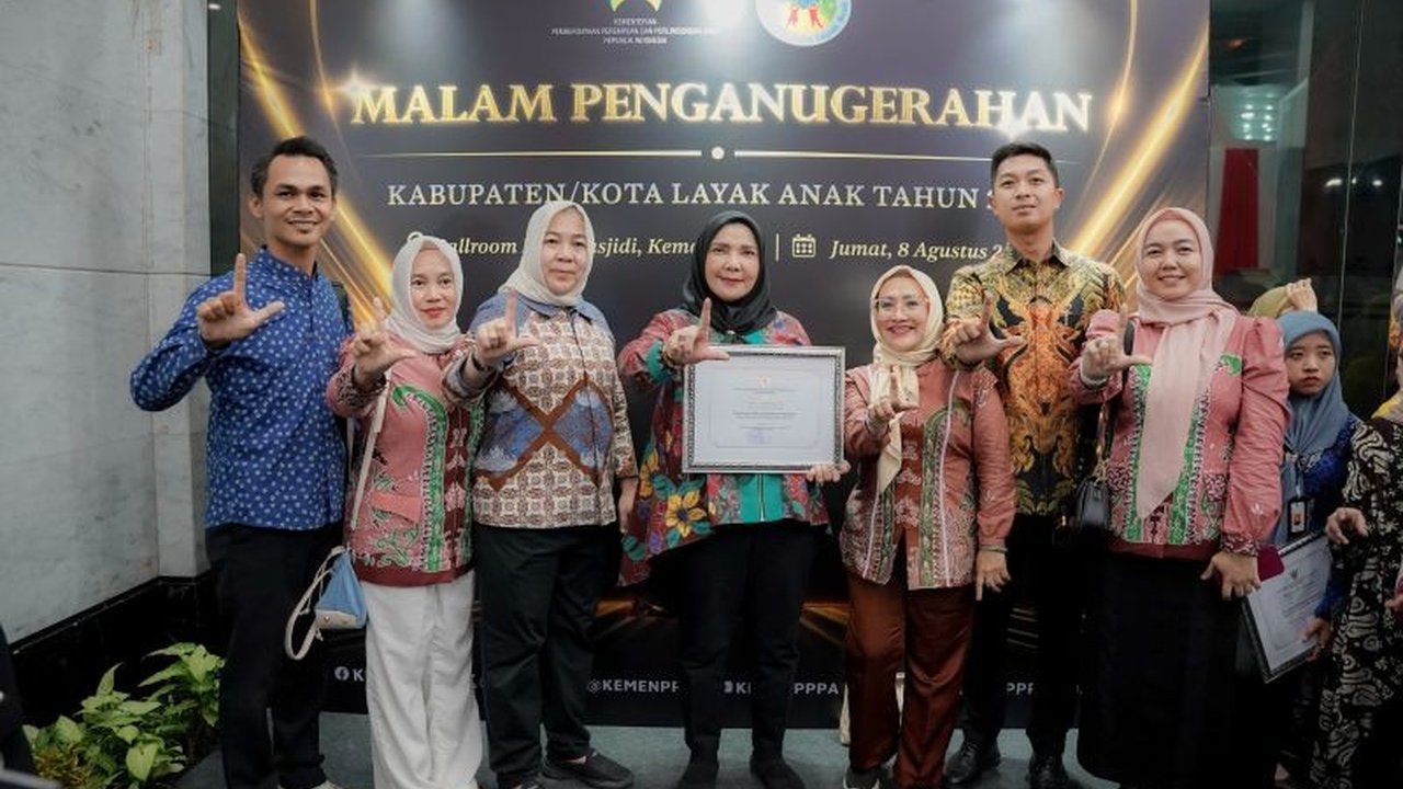 Pemerintah Kota Bandarlampung berhasil meraih penghargaan Kategori Nindya sebagai Kota Ramah Anak, memotivasi peningkatan program pro-anak dan perempuan.