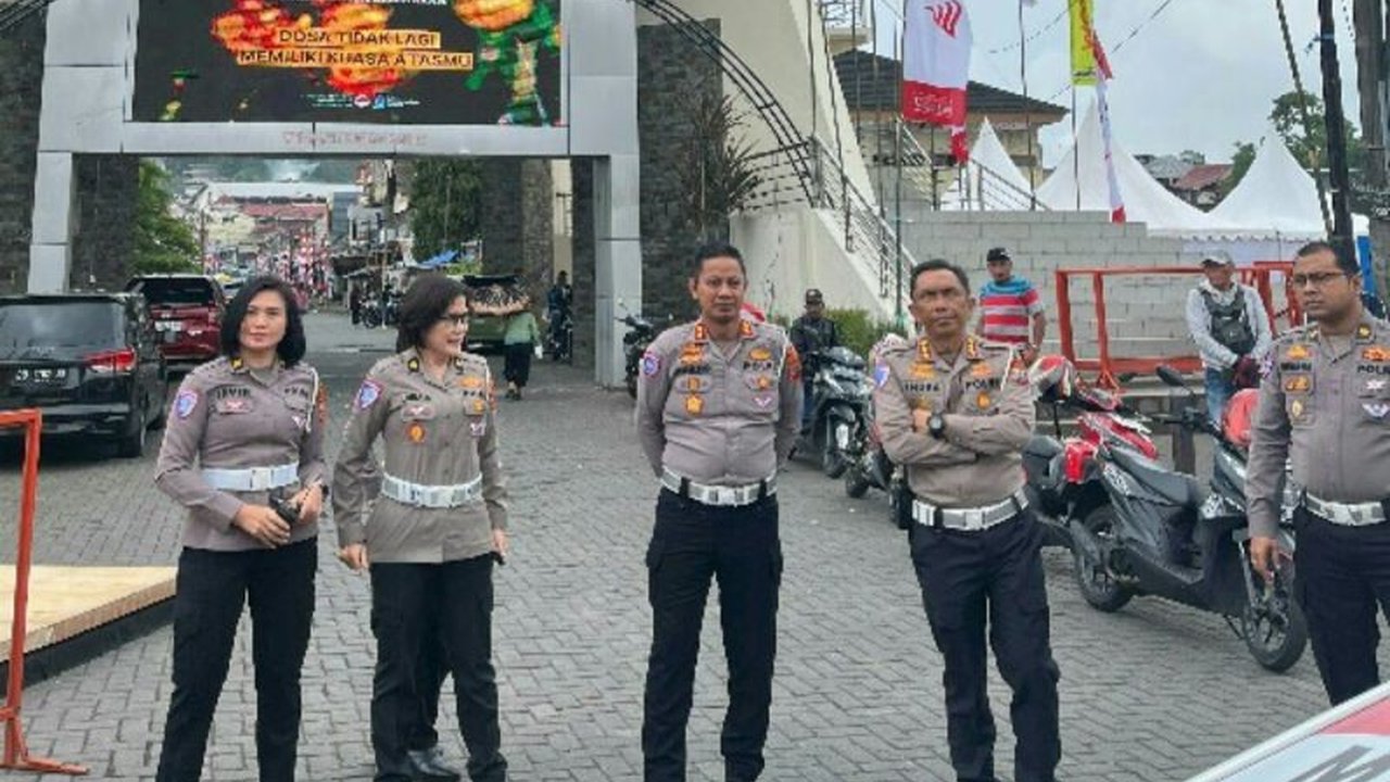 Ditlantas Polda Sulut melakukan rekayasa lalu lintas untuk 'Tournament of Flowers' di Tomohon. Simak detail pengalihan arus dan jalur alternatif yang perlu Anda ketahui.