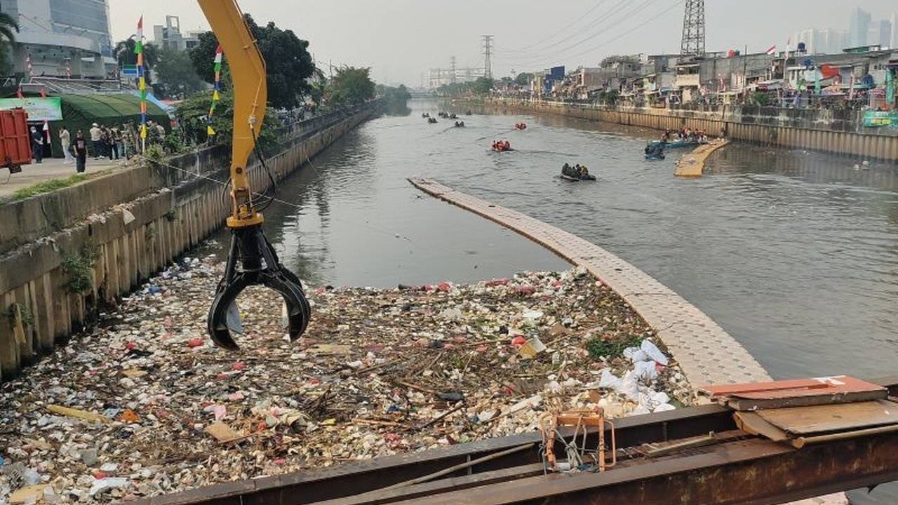 Kodam Jaya menemukan tumpukan Sampah Plastik Kanal Banjir Barat Jakarta saat bersih-bersih. Kegiatan ini digalakkan untuk kesadaran lingkungan dan mencegah banjir.