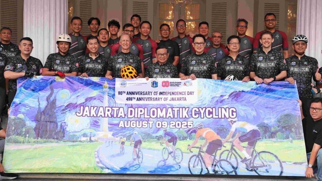 Pemprov DKI Jakarta sukses menggelar Jakarta Diplomatic Cycling, mendorong diplomasi publik yang santai dan inklusif. Simak bagaimana kegiatan ini memperkuat hubungan internasional.