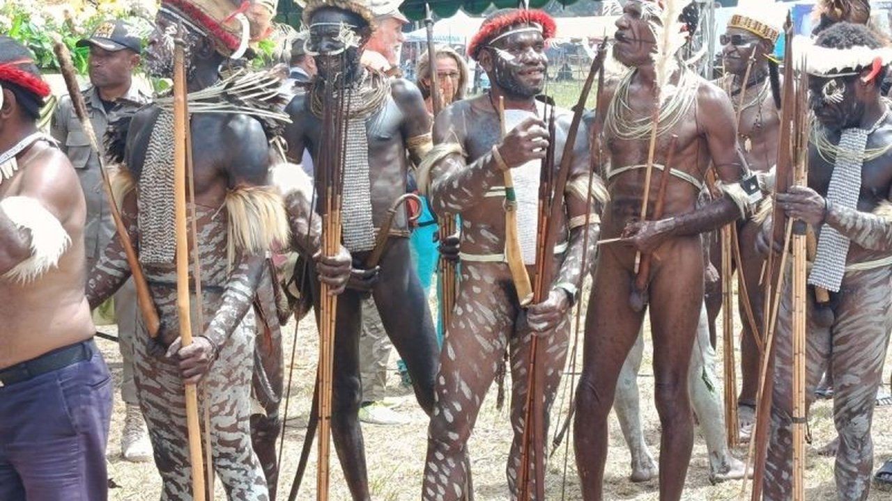 Di tengah modernisasi, koteka tetap lestari sebagai jati diri masyarakat Papua Pegunungan. Simak bagaimana pakaian tradisional ini menjadi simbol keberagaman di 80 tahun Indonesia Merdeka.