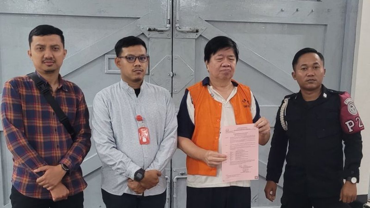 Kejaksaan Negeri Semarang berhasil menangkap salah satu buron kasus penipuan yang telah menjadi daftar pencarian orang selama 12 tahun, mengungkap babak baru dalam penegakan hukum.