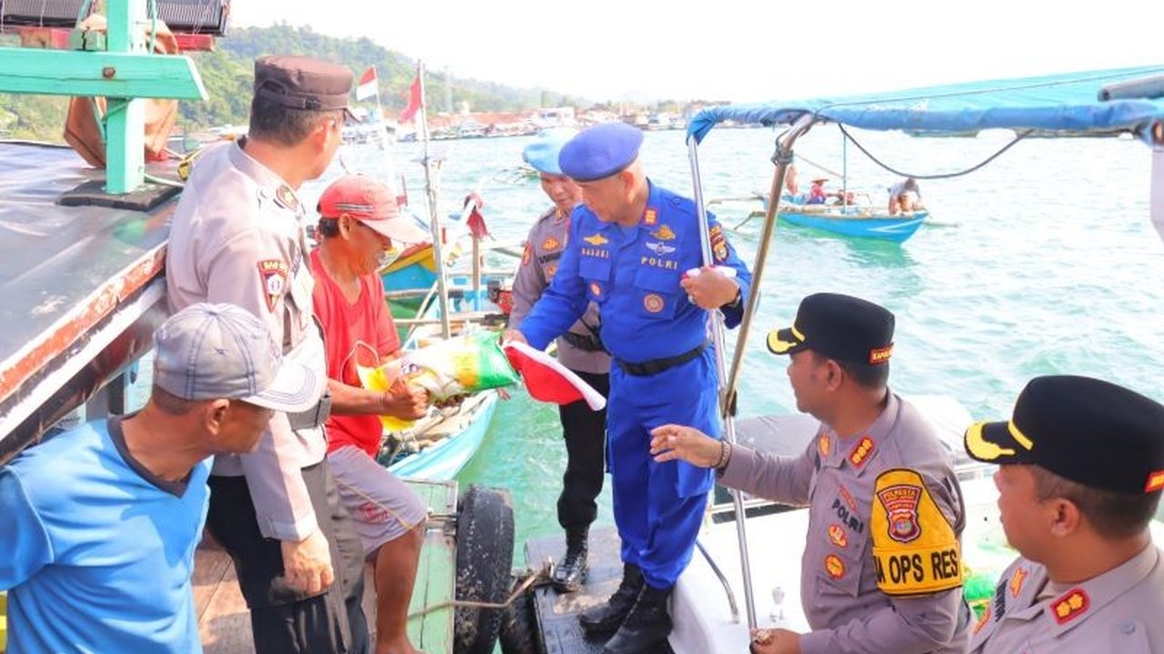 Polresta Bandarlampung menyemarakkan HUT Kemerdekaan RI ke-80 dengan membagikan Bendera Merah Putih kepada nelayan di Teluk Lampung. Simak aksi inspiratif ini!