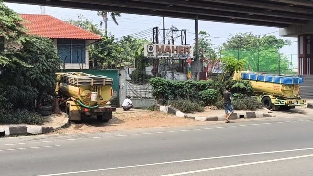 Dinas Lingkungan Hidup DKI Jakarta tengah menyelidiki dugaan **truk buang limbah** domestik ke saluran air di Jalan DI Panjaitan, Jakarta Timur. Pelaku terancam sanksi tegas.