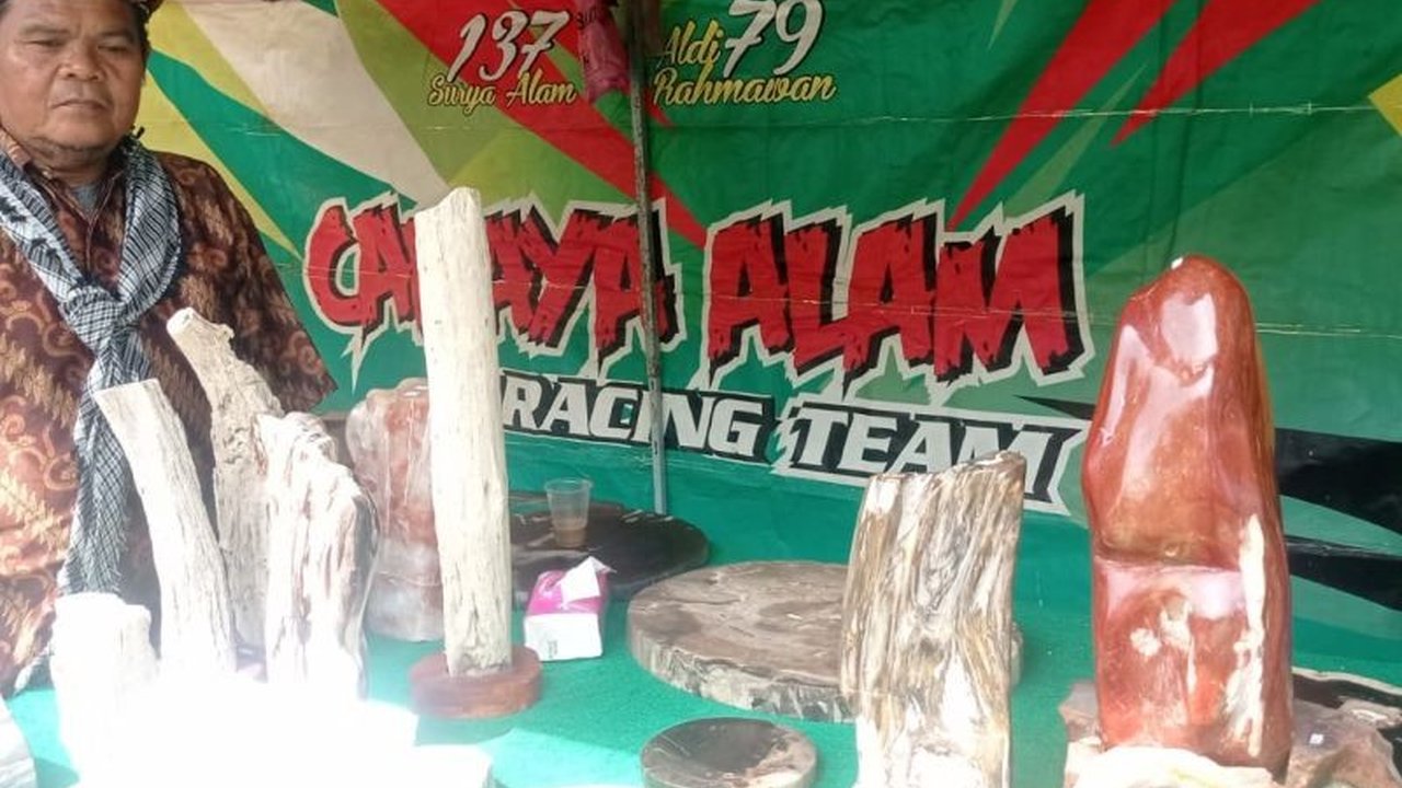Kerajinan Batu Fosil Lebak Banten kini mendunia! Produk unik dari akar pohon berusia ribuan tahun ini berhasil menembus pasar internasional, menarik perhatian kolektor global.