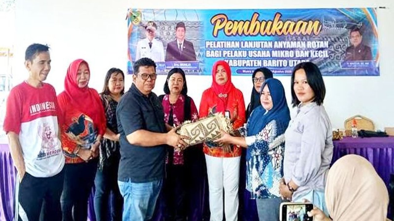 Pemerintah Kabupaten Barito Utara tingkatkan keterampilan perajin rotan melalui pelatihan lanjutan, dorong inovasi produk anyaman lokal agar berdaya saing global.