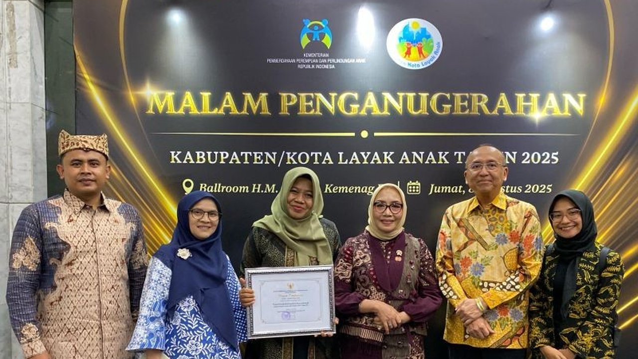 Pemkab Banyuwangi kembali meraih predikat Kabupaten Layak Anak (KLA) Kategori Nindya dua tahun berturut-turut. Simak upaya dan komitmen Banyuwangi dalam menciptakan lingkungan ramah anak.