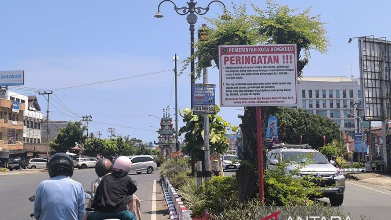 Pemkot Bengkulu serius berantas praktik Gelandangan dan Pengemis dengan memasang plang peringatan di simpang lampu merah. Siapkah Anda terkena denda jika melanggar?