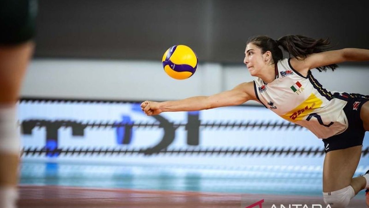 Timnas Italia U-21 Putri berhasil memuncaki klasemen Grup C Kejuaraan Bola Voli Dunia U-21 Putri setelah mengalahkan Polandia dalam laga lima set yang mendebarkan.