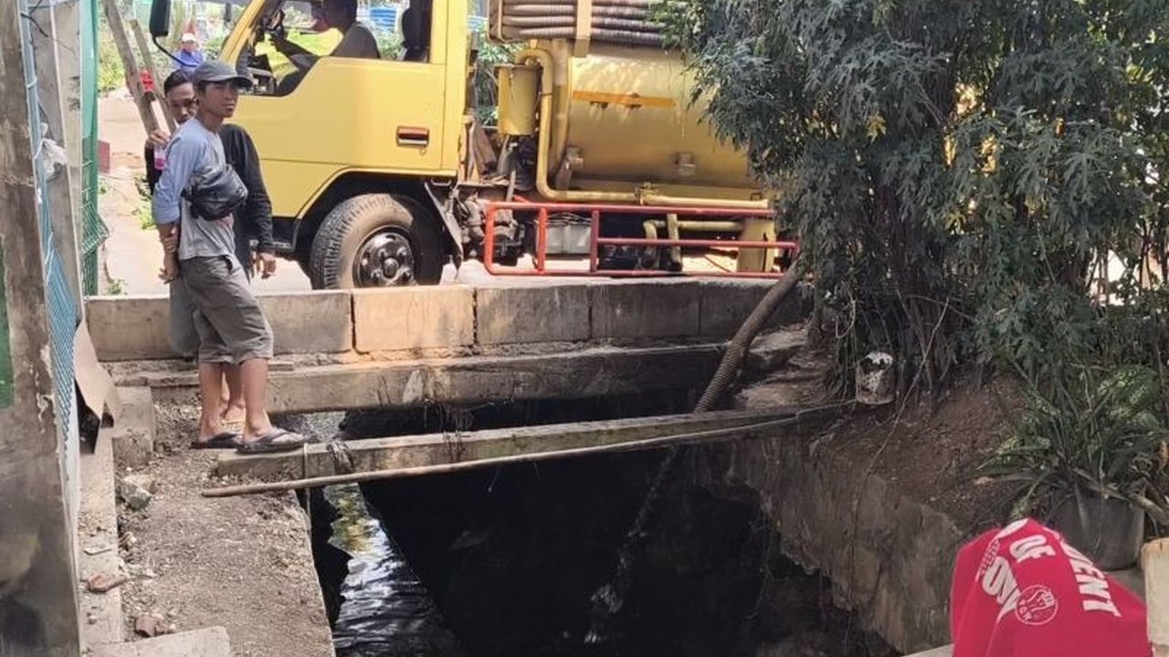 Tiga truk pengangkut limbah diduga melakukan pembuangan limbah ilegal di saluran air DI Panjaitan, Jakarta Timur. Tindakan ini memicu keresahan warga dan potensi bahaya lingkungan.