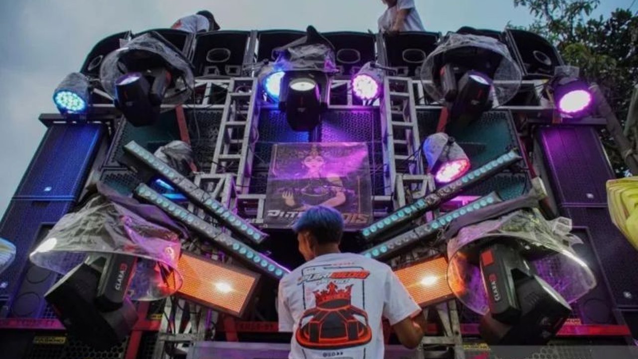 Gubernur Jawa Timur bersama Kapolda dan Pangdam menerbitkan Surat Edaran Bersama untuk mengatur penggunaan sound system, termasuk batas kebisingan dan larangan tertentu. Simak detail aturannya!