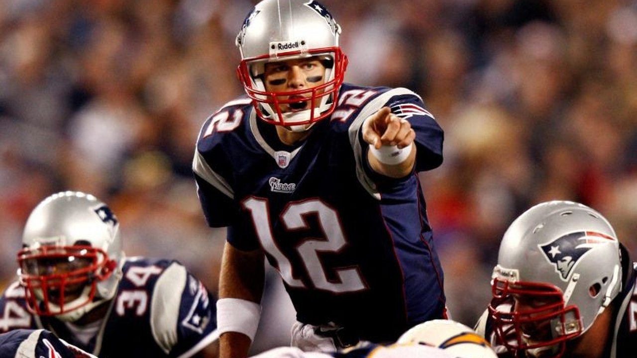 Patung Tom Brady setinggi 12 kaki diresmikan New England Patriots, mengabadikan legenda yang membawa 6 gelar Super Bowl. Apa makna di balik desainnya?