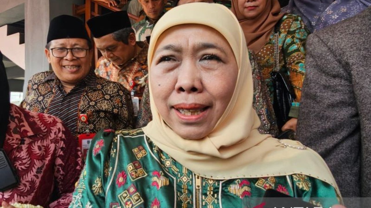 Gubernur Jawa Timur Khofifah Indar Parawansa menyerukan masyarakat untuk tidak mengibarkan bendera One Piece menjelang HUT RI, menekankan pentingnya nasionalisme dan pengutamaan Bendera Merah Putih.