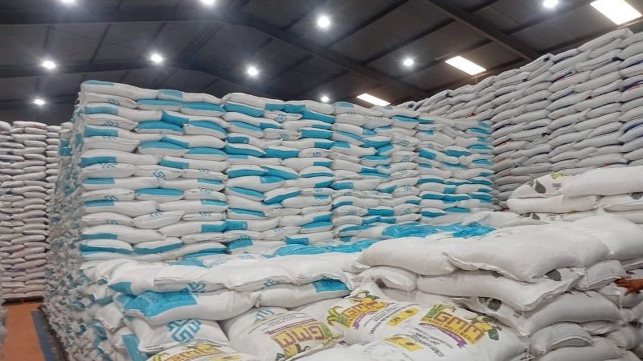 Perum Bulog Sumatera Utara menerima tambahan 4.000 ton beras dari Aceh, memperkuat Stok Beras Bulog Sumut. Bagaimana langkah ini menjamin ketahanan pangan di wilayah tersebut?