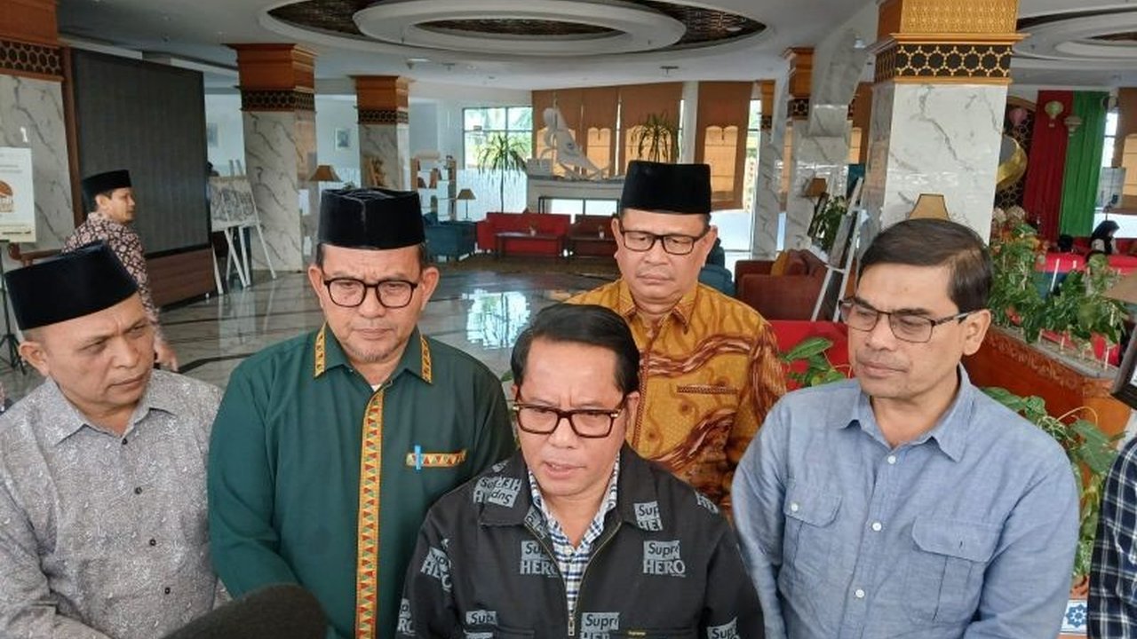 Sekjen Kemenag RI, Kamaruddin Amin, menanggapi penangkapan ASN Kemenag terkait dugaan terorisme. Ia berharap ASN tersebut tidak terbukti, namun Kemenag siap dukung Densus 88.