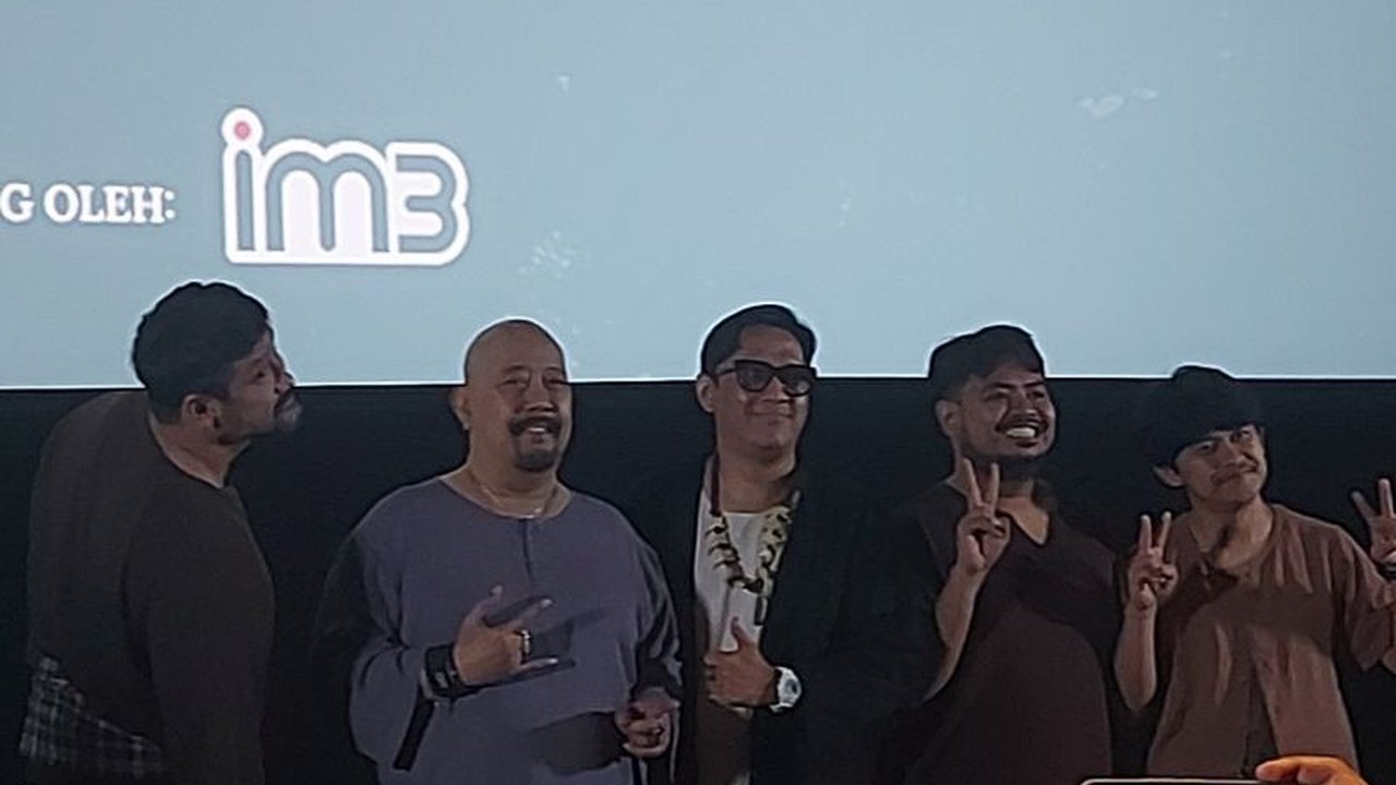 Indro Warkop dan para aktor 'Kang Solah x Nenek Gayung' menyanyikan ulang lagu Meggy Z. Ternyata, judul aslinya adalah 'Senyum Membawa Luka', bukan 'Anggur Merah' seperti yang banyak orang kira. Simak selengkapnya!