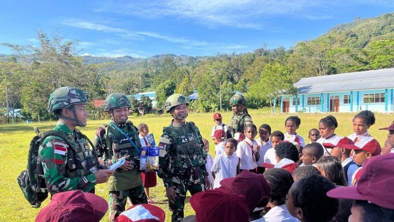 Satgas Yonif 521/DY meluncurkan program pembagian buku gratis di Papua Pegunungan. Simak bagaimana inisiatif ini meningkatkan minat belajar anak-anak di daerah terpencil.