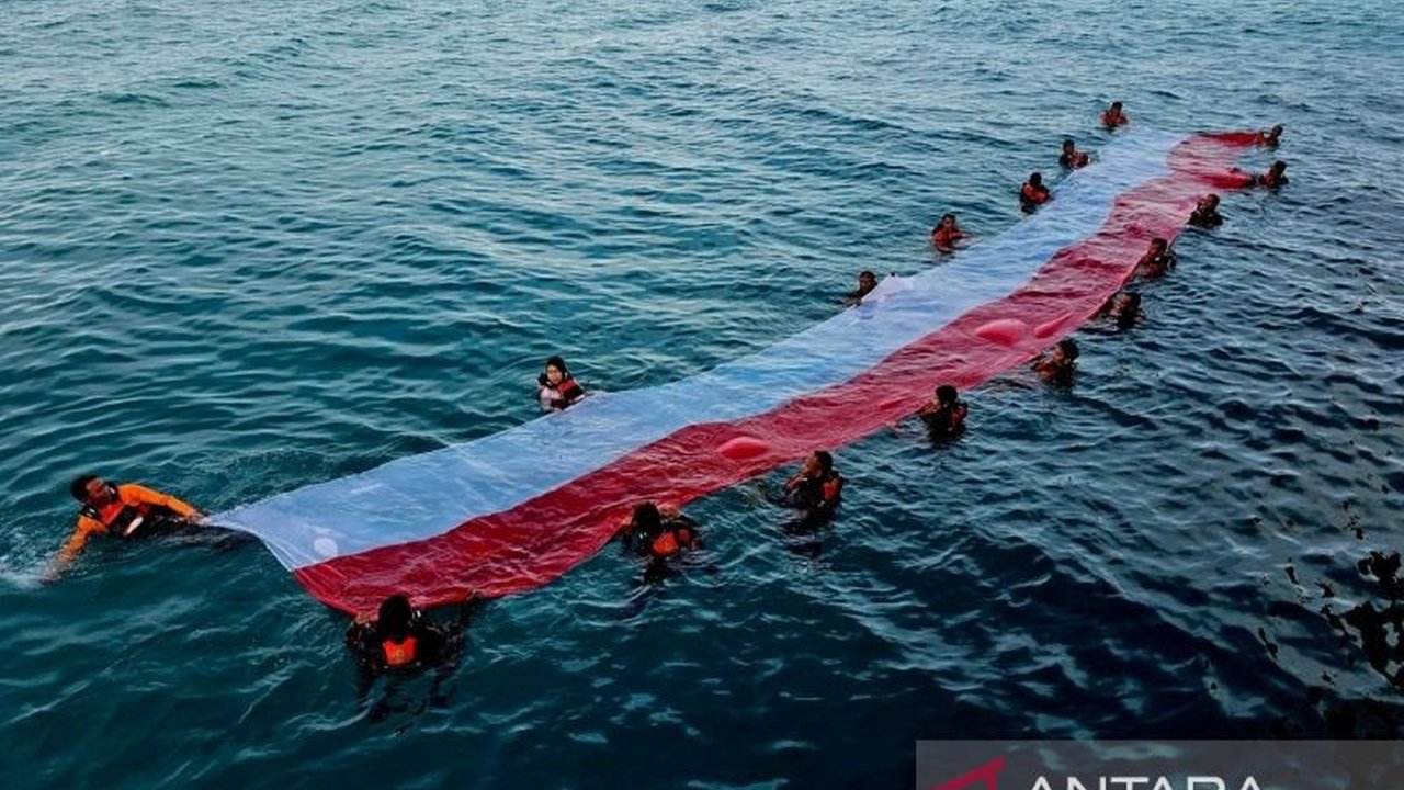 Basarnas bersama TNI dan Polri sukses laksanakan pengibaran bendera raksasa Natuna di perairan Pulau Laut dan Pulau Sekatung, wujud nyata patriotisme di ujung negeri.