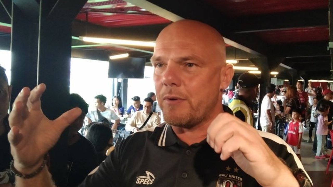 Bali United siap menghadapi laga perdana BRI Super League 2025/2026 melawan Persik Kediri. Pelatih Johnny Jansen tekankan pentingnya kerja sama tim.