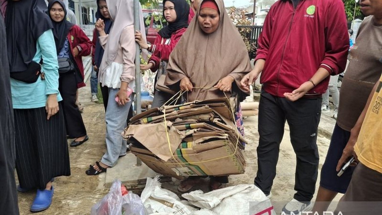 Pemerintah Kota Bengkulu memastikan program Bank Sampah Bengkulu di 67 kelurahan berjalan optimal, mengajak warga mengurangi sampah dan peduli lingkungan demi kota bersih.