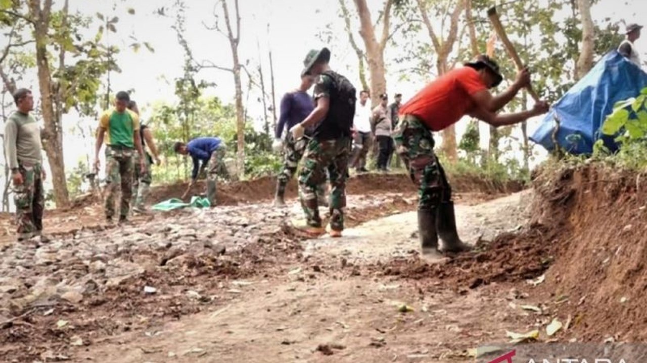 TNI Kodim 0803/Madiun gencar lakukan percepatan pembangunan di desa terisolasi melalui program TMMD Madiun. Simak detail proyek vital ini!