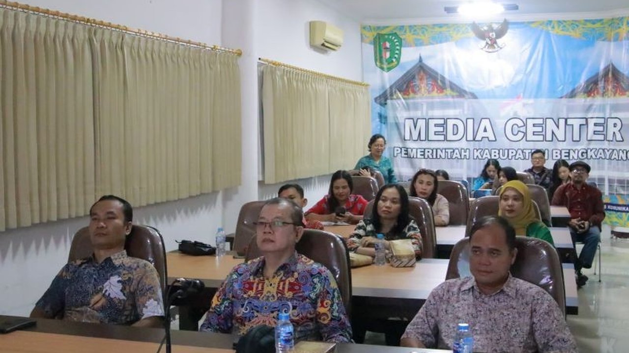 Pemerintah Kabupaten Bengkayang berkomitmen perkuat layanan publik ramah anak setelah meraih penghargaan Kota Layak Anak 2025 Pratama. Simak langkah konkretnya!