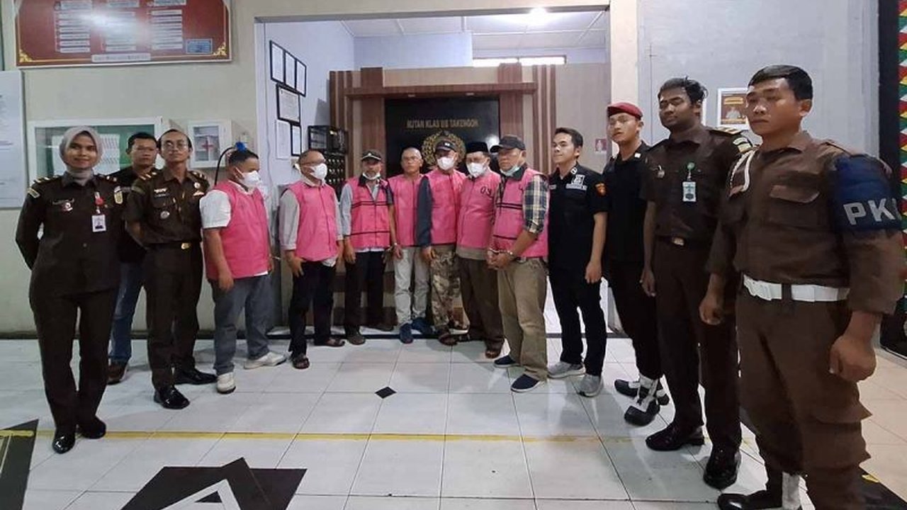 Kejaksaan Negeri Aceh Tengah menahan tujuh tersangka kasus korupsi pembangunan pasar senilai Rp1,69 miliar, dengan kerugian negara mencapai Rp526,3 juta. Siapa saja yang terlibat?