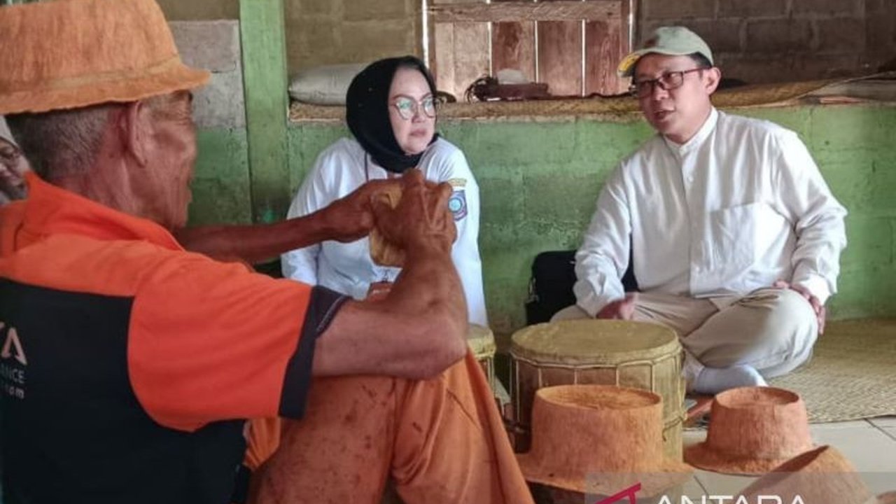 Pemerintah Kabupaten Bangka Barat mengusulkan Kesenian Belatik dan Tari Kembang Cabik sebagai Warisan Budaya Tak Benda. Akankah upaya pelestarian ini berhasil melindungi kebudayaan lokal?