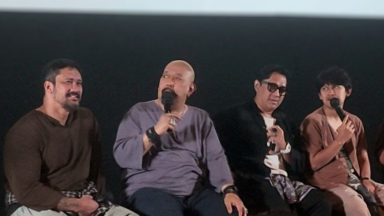 Andre Taulany, mantan vokalis Stinky, kini mendalami cengkok dangdut dengan bantuan Ade Omar untuk soundtrack film terbarunya. Penasaran bagaimana Andre membawakan lagu dangdut?