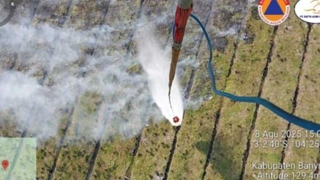 BPBD Sumsel mengerahkan tiga helikopter untuk pemadaman karhutla di Banyuasin dan PALI. Meskipun ribuan liter air ditumpahkan, status kebakaran masih berasap. Bagaimana upaya selanjutnya?