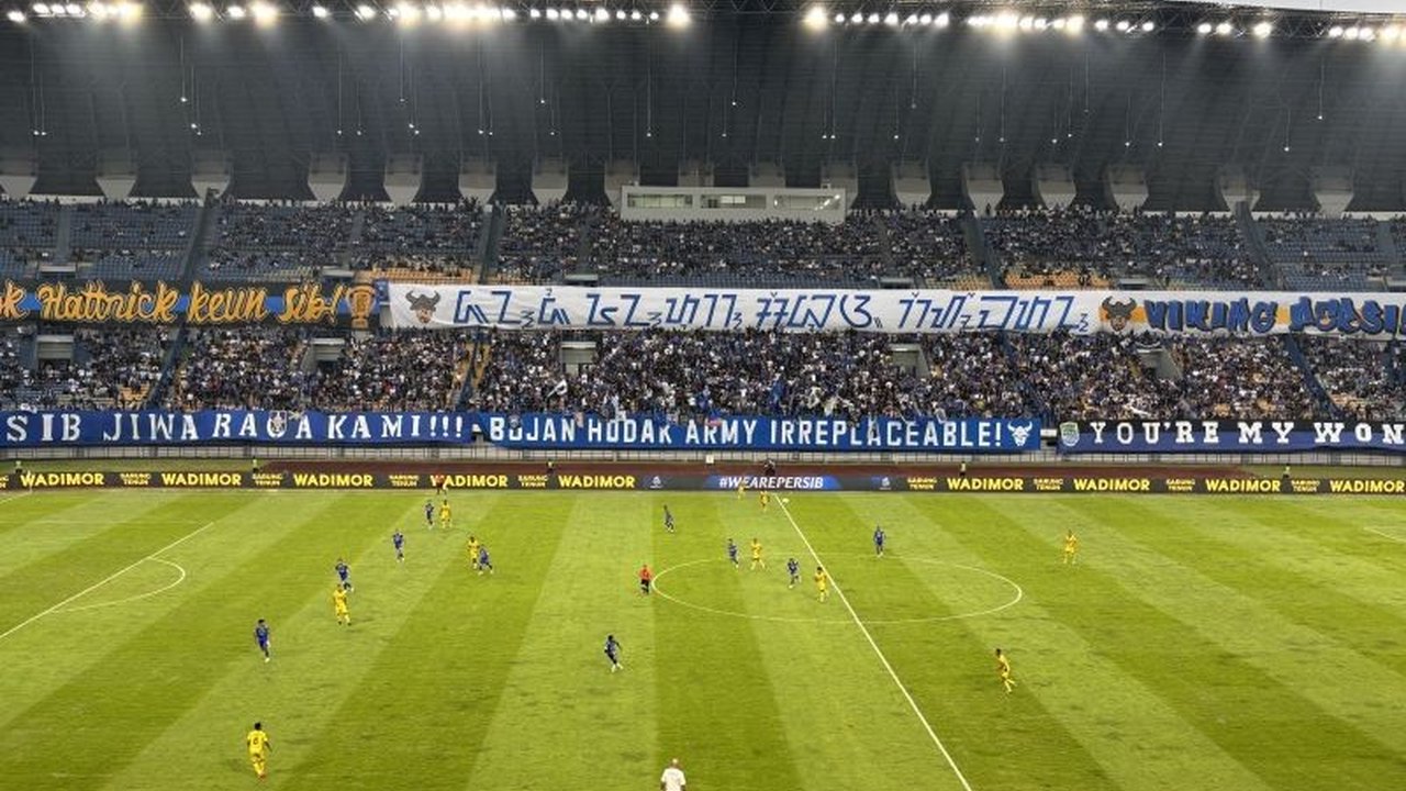 Persib Bandung sukses mengamankan tiga poin perdana di BRI Super League musim baru setelah menumbangkan Semen Padang 2-0. Kemenangan ini berkat gol Uilliam Barros dan Febri Hariyadi.