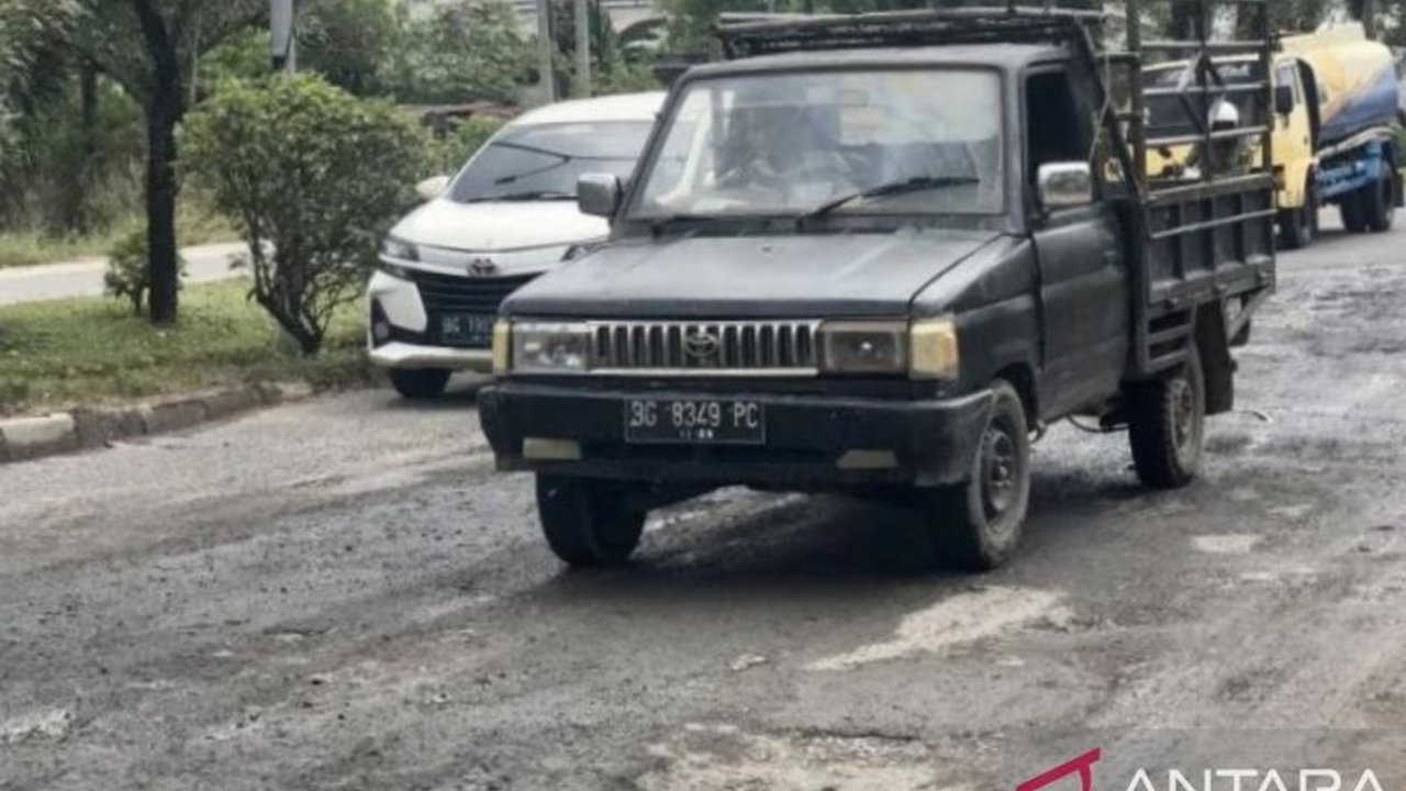 Dinas Perhubungan Palembang terus siagakan personel untuk melarang truk ODOL melintasi Jalan Noerdin Panji pada jam tertentu, demi keselamatan. Mengapa aturan ini masih sering dilanggar?