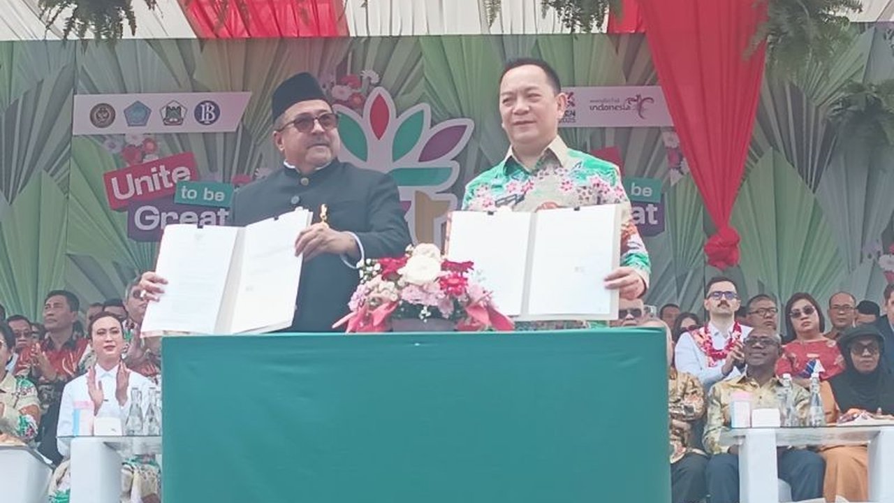 DKI Jakarta dan Kota Tomohon resmi menjalin kerja sama strategis melalui penandatanganan MoU di Tomohon International Flower Festival, membuka peluang pertukaran budaya dan pariwisata.