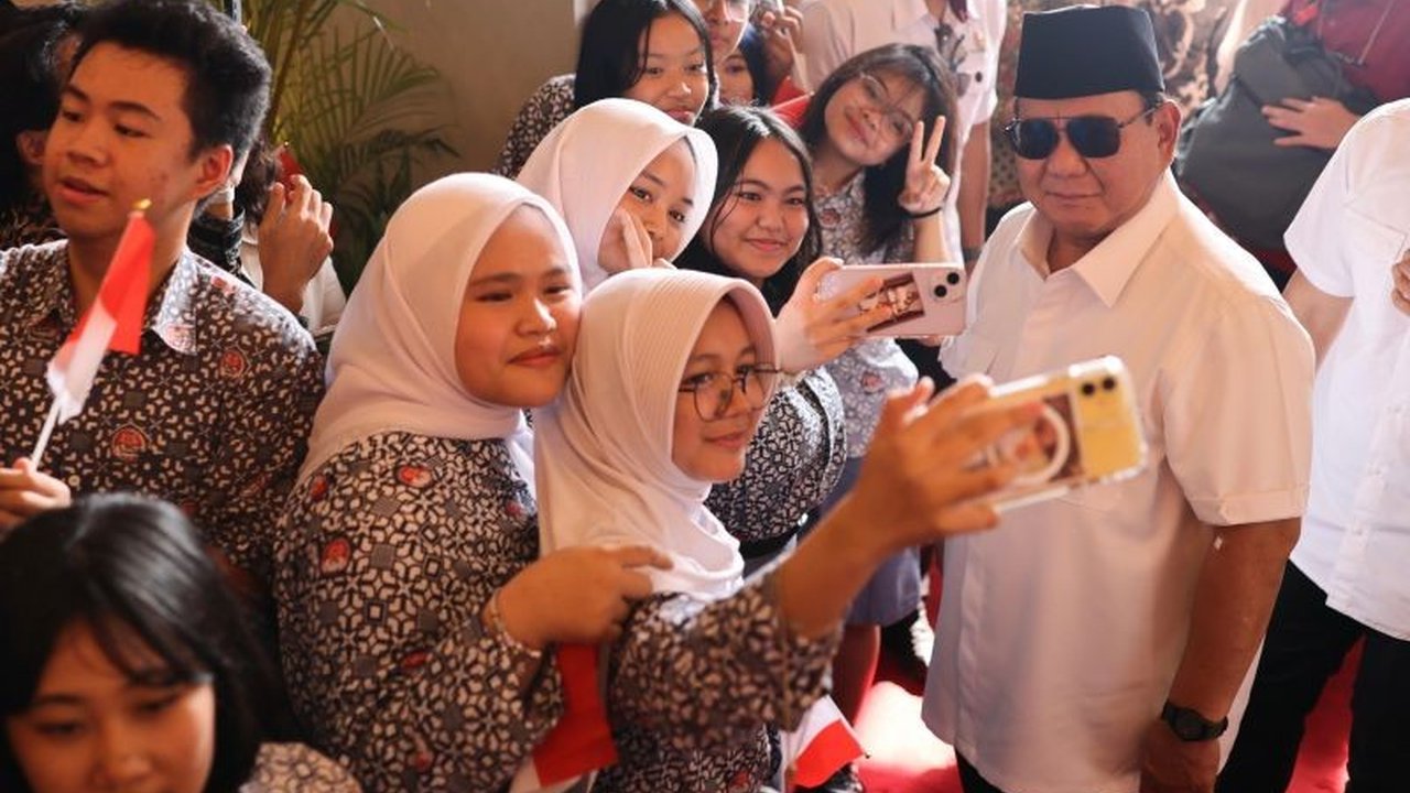 Diaspora Indonesia di Singapura antusias menyambut Presiden Prabowo Subianto seraya menggaungkan semangat HUT ke-80 RI, di tengah perayaan Hari Nasional Singapura.