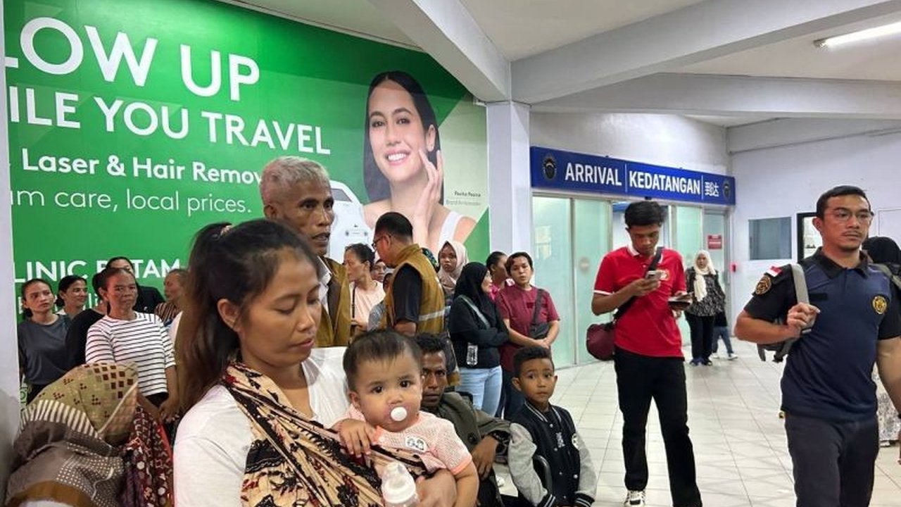 KJRI Johor Bahru menanggung seluruh biaya pemulangan 77 Pekerja Migran Indonesia (PMI) dari kelompok rentan yang dideportasi Malaysia. Simak kisah haru mereka!