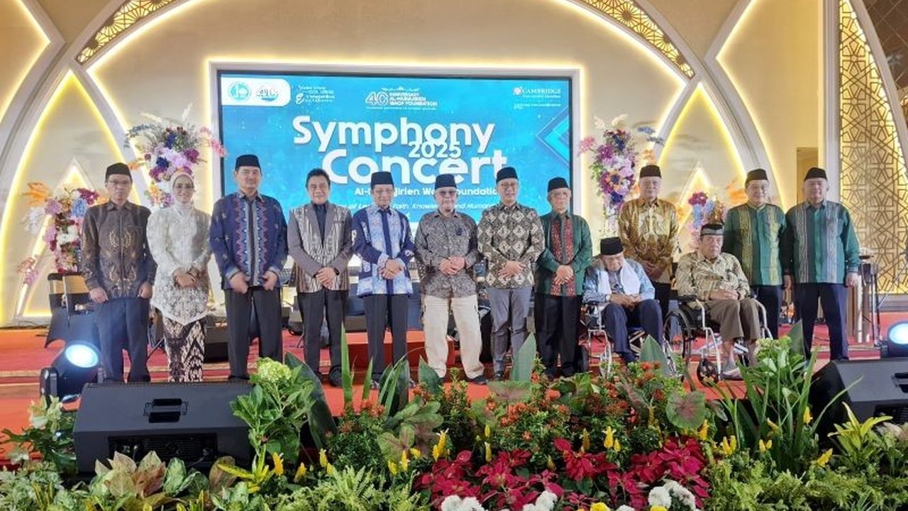 Musisi Dwiki Dharmawan sukses menggelar konser simfoni kolaborasi dengan 200 siswa Al Azhar, menandai 40 tahun Yayasan Waqaf Al-Muhajirien Jakapermai. Penasaran bagaimana Dwiki Dharmawan Konser Simfoni ini terwujud?