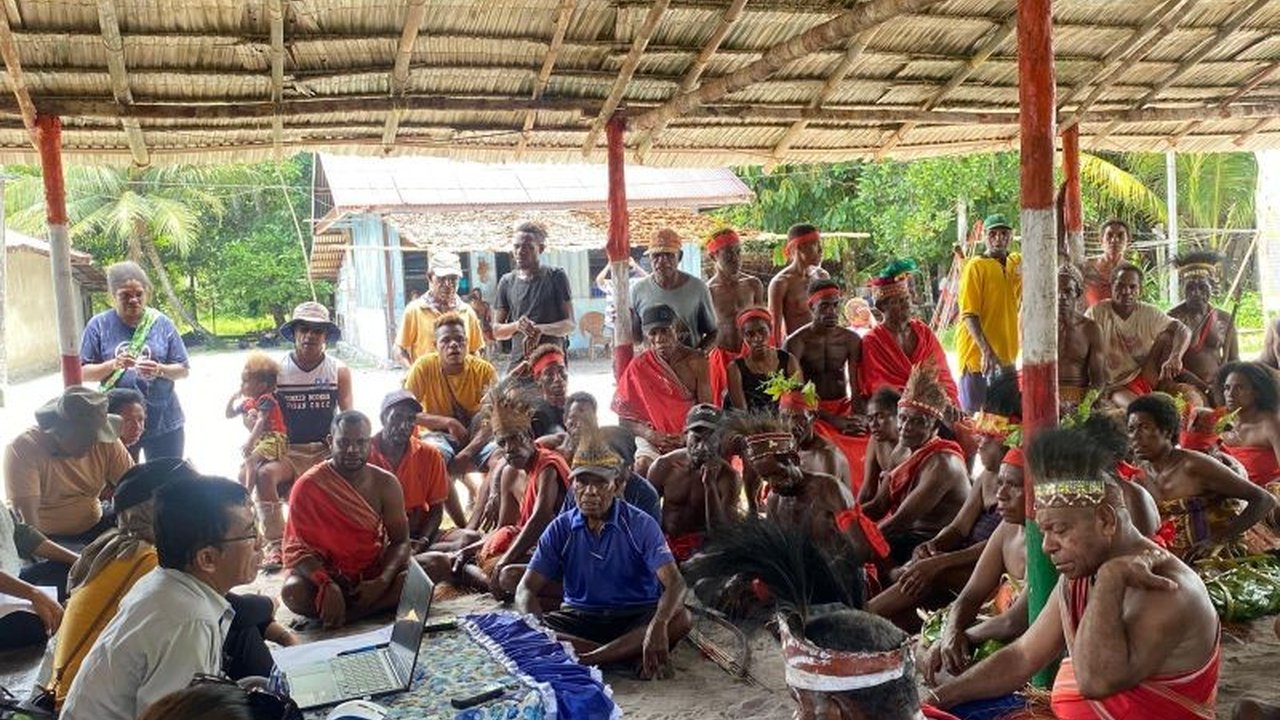 Menteri Kehutanan menyoroti capaian fantastis penetapan hutan adat yang kini mencapai 400 ribu hektare, menunjukkan komitmen kuat pemerintah dalam melindungi hak masyarakat adat.