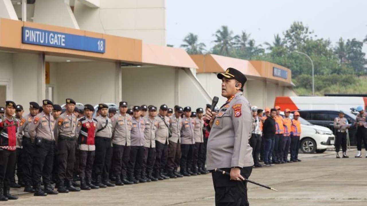 Polda Banten mengerahkan 313 personel untuk pengamanan Super League di Banten International Stadium. Bagaimana strategi mereka menjamin keamanan pertandingan Dewa United vs Malut United?