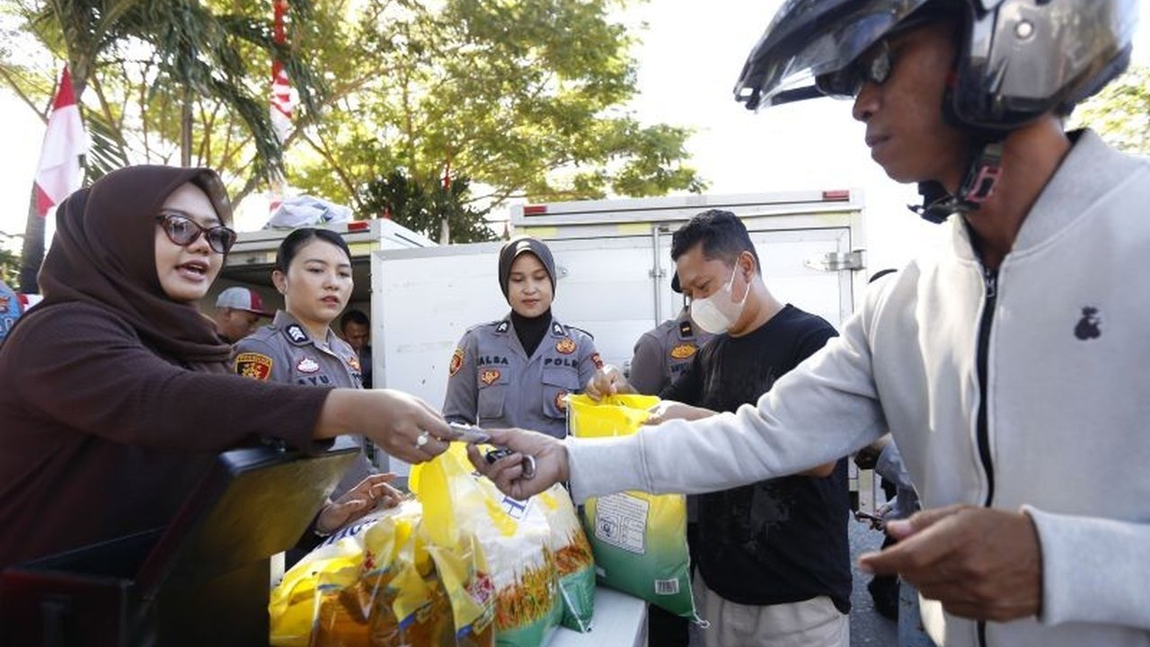 Polresta dan Bulog sukses gelar Gerakan Pangan Murah Gorontalo, sediakan beras, minyak, gula terjangkau di tengah inflasi tinggi. Simak antusiasme warga!