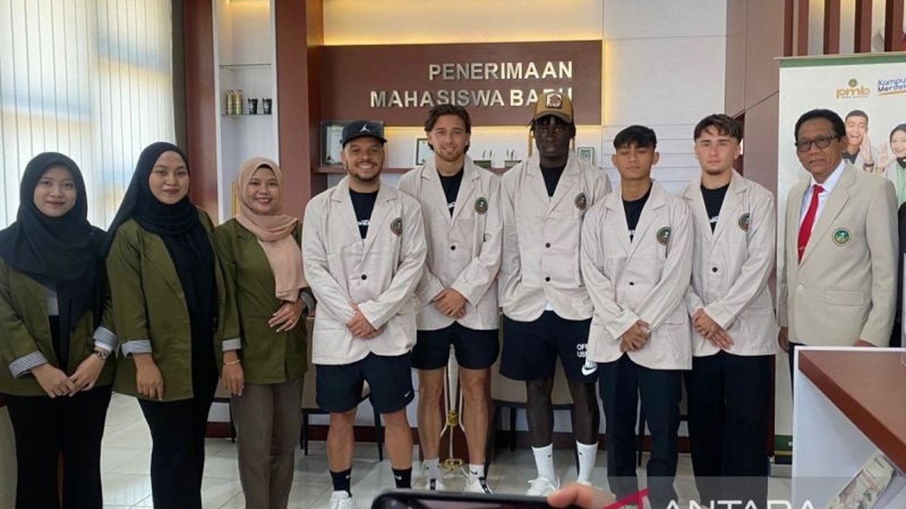 Uniba Sumenep membuat terobosan dengan memfasilitasi kuliah khusus bagi pesepakbola asing Madura United. Bagaimana sistem kuliah fleksibel ini mendukung karir mereka?
