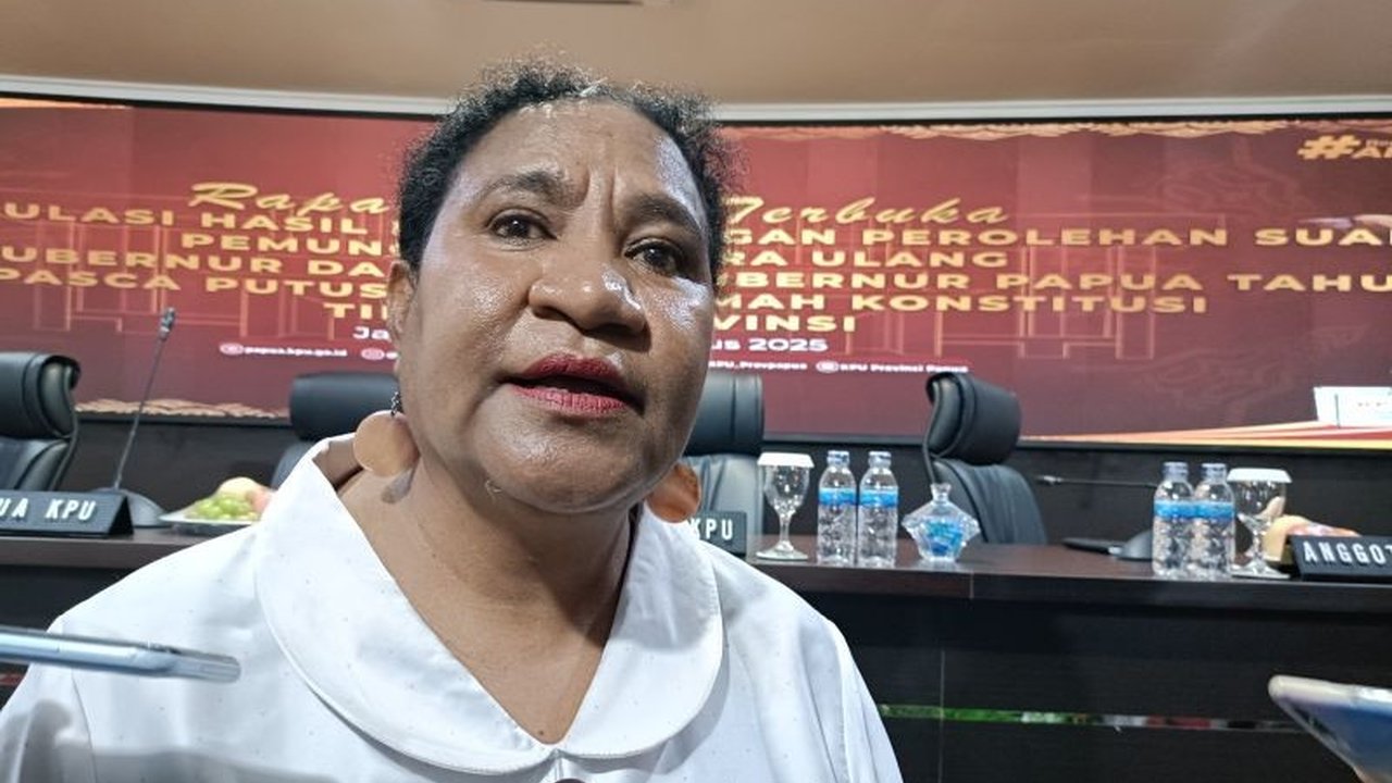 KPU Papua meminta masyarakat bersabar menunggu hasil resmi rekapitulasi suara PSU Pilkada Papua. Klaim kemenangan dari paslon membuat bingung, KPU pastikan tahapan berjalan lancar.