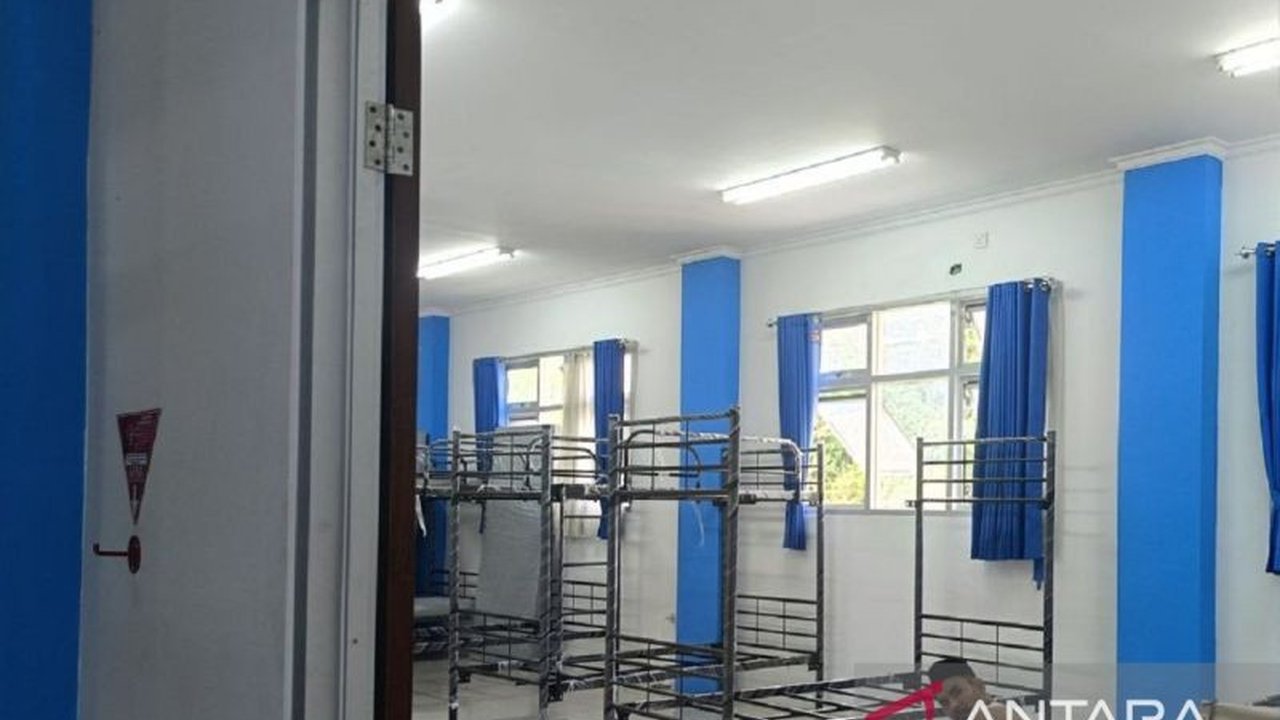 Tiga Sekolah Rakyat di Kaltim siap beroperasi akhir Agustus 2025, menyediakan pendidikan berasrama gratis bagi anak-anak kurang mampu. Siapakah yang akan merasakan manfaatnya?