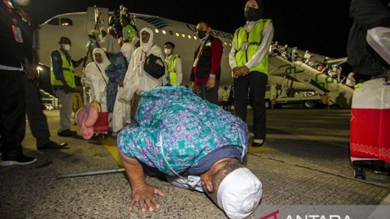 Kabar duka menyelimuti musim haji 2025, seorang jamaah haji Kalsel wafat di Madinah setelah perawatan intensif, menambah daftar 14 korban jiwa dari Dembarkasi Banjarmasin.