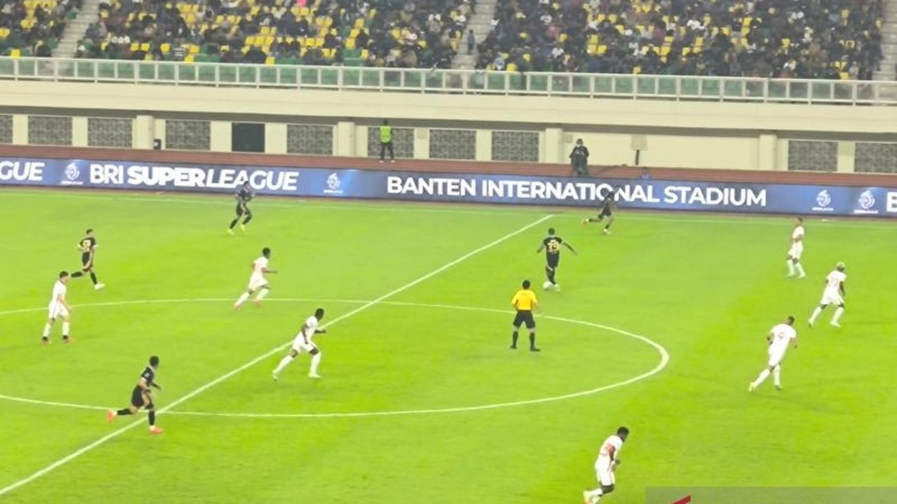 Dewa United kalah 1-3 dari Malut United pada laga perdana Super League 2025/26 di Banten International Stadium. Kekalahan ini memperpanjang rekor buruk Dewa United.