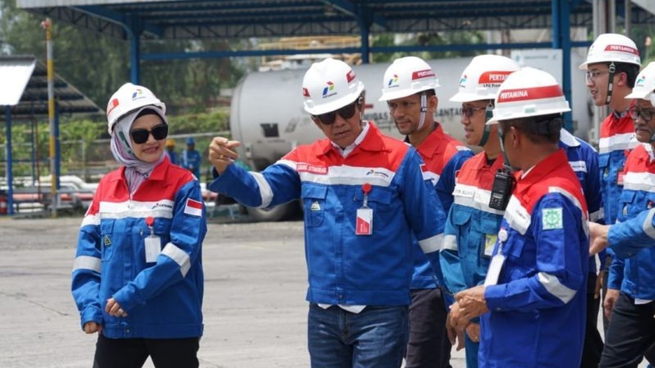 Pertamina Patra Niaga memastikan kelancaran distribusi energi Sumbagut di lima provinsi. Simak bagaimana mereka menjaga pasokan BBM dan LPG tetap aman!