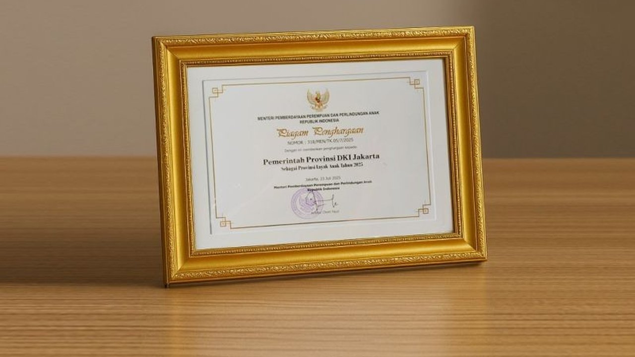 DKI Jakarta kembali menorehkan prestasi gemilang dengan meraih predikat Provinsi Layak Anak untuk ketiga kalinya berturut-turut. Penasaran apa rahasia di baliknya?