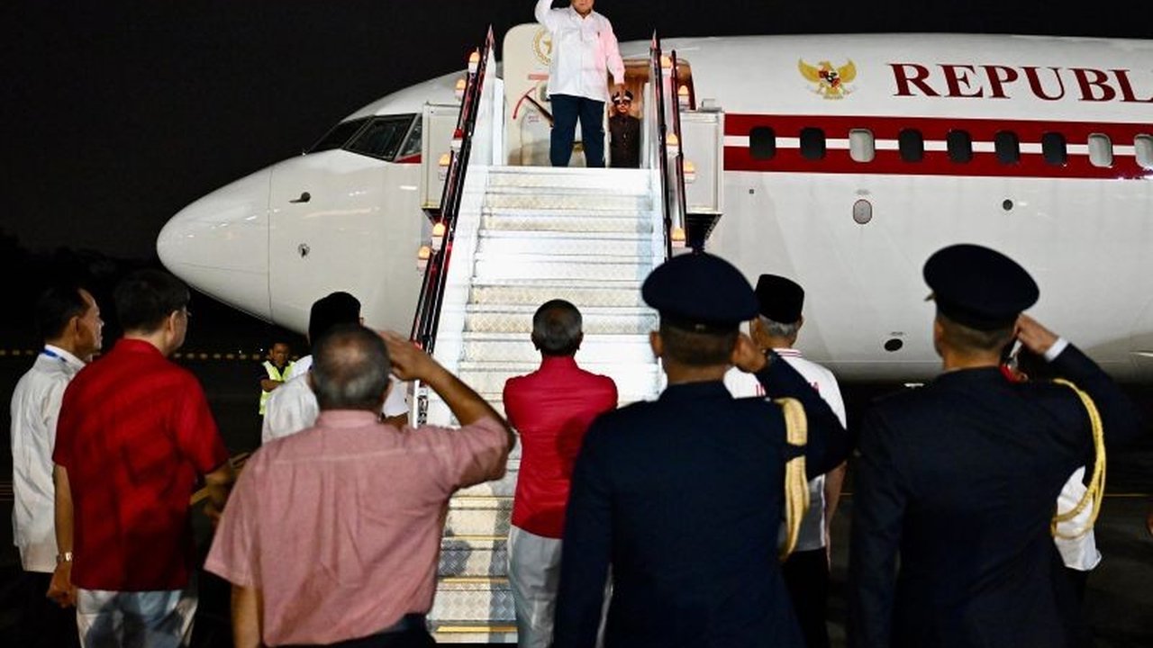 Presiden Prabowo Subianto telah kembali ke Indonesia setelah menghadiri Parade Hari Nasional Singapura 2025, menampilkan kedekatan Prabowo di Singapura dengan para pemimpin negara sahabat.